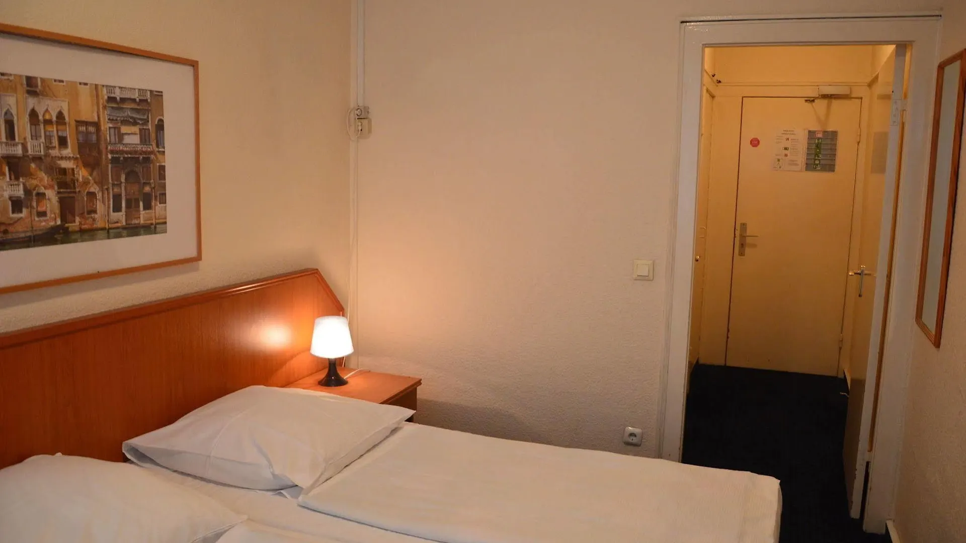 Hotel Mercedes/Centrum Hamborg 2*,